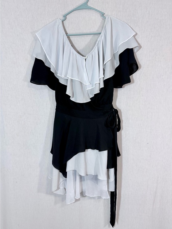 Banana Republic Dresses & Skirts - ✨RARE✨ banana republic size s/xs Black & White Ruffle off-shoulder Wrap Dress